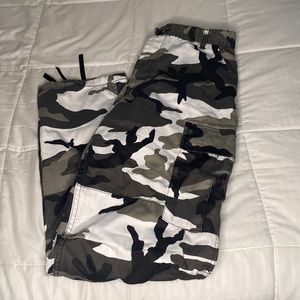 Size S urban outfitters camo pants